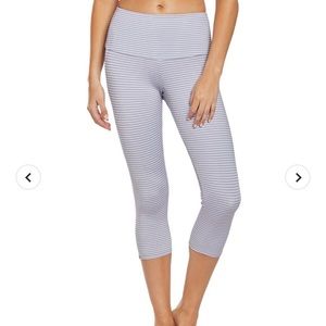 Onzie Striped Leggings Cropped Woman’s Size XS Gray White.